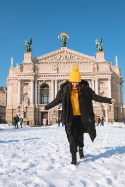 Lviv City 'deki opera binasının önünde mutlu bir kadın gezgin.