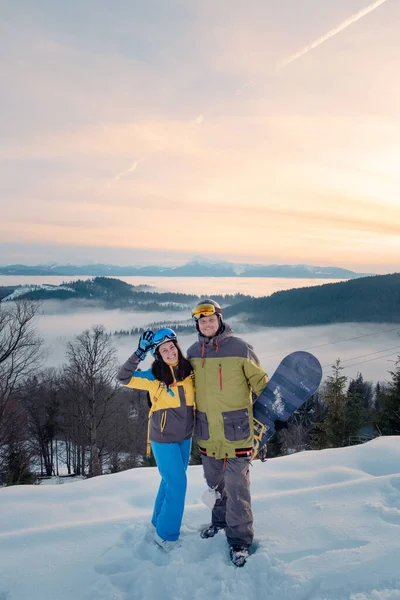 Пара Сноубордист Відповідає Гірськолижний Портрет Гори Фоні — стокове фото