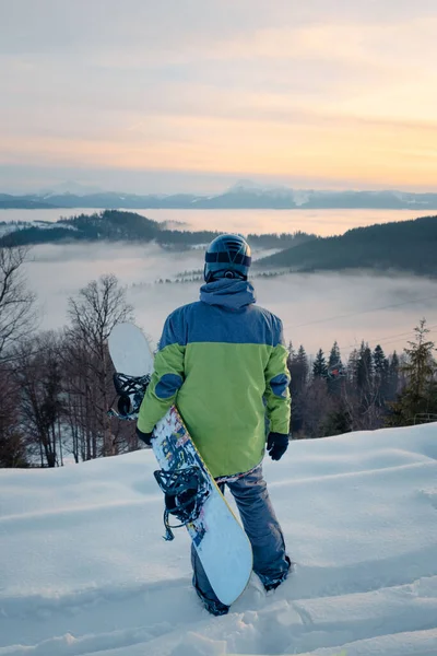 Homem Snowboarder Apreciando Vista Pôr Sol Acima Das Montanhas Nevadas — Fotografia de Stock