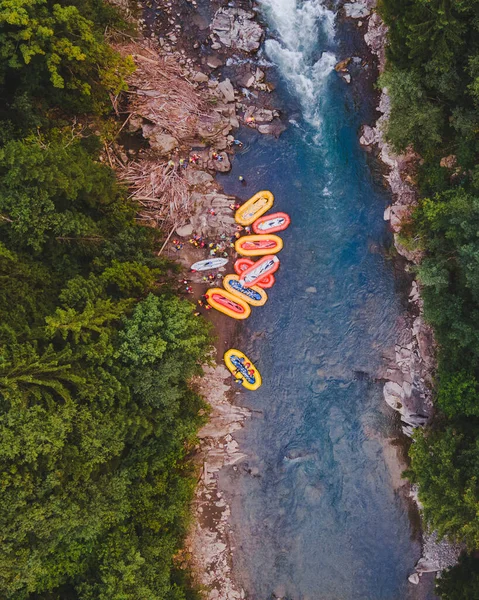 在溪流中漂流的山地河流人民的航空图 生命力极强 — 图库照片