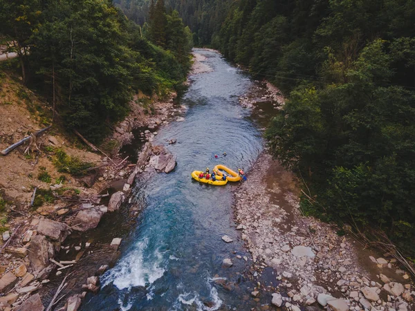 Luftaufnahme Von Bergflussmenschen Beim Rafting Bach Extreme Vitalität — Stockfoto