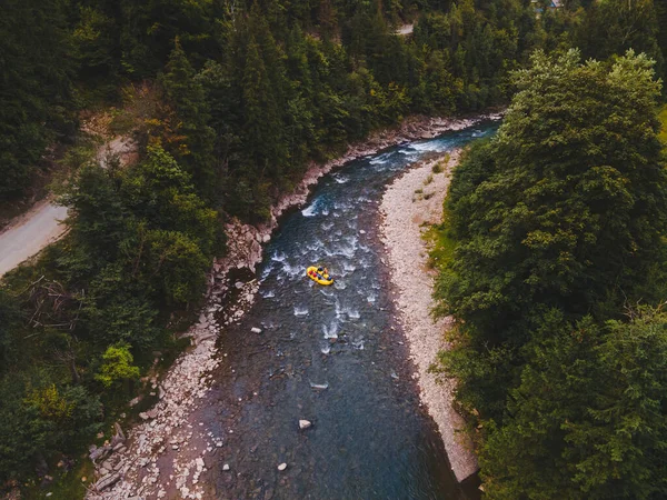 Letecký pohled na horské řeky lidí rafting v potoce — Stock fotografie