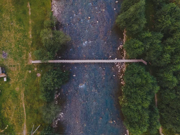 Vista aérea de pequena ponte através do rio de montanha — Fotografia de Stock