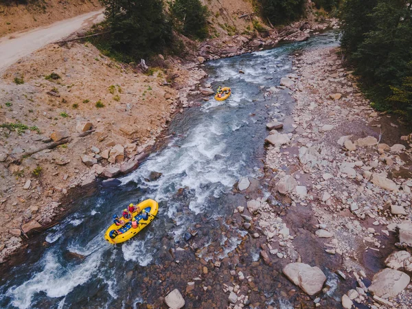 Légi kilátás hegyi folyók emberek rafting patak — Stock Fotó