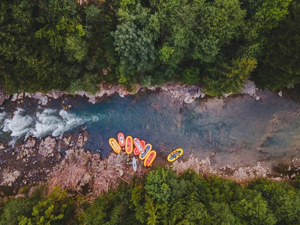 Letecký pohled na horské řeky lidí rafting v potoce — Stock fotografie