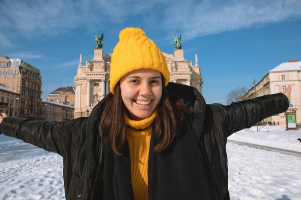 Viaggiatore donna felice di fronte all'edificio dell'opera nella città di Leopoli — Foto Stock