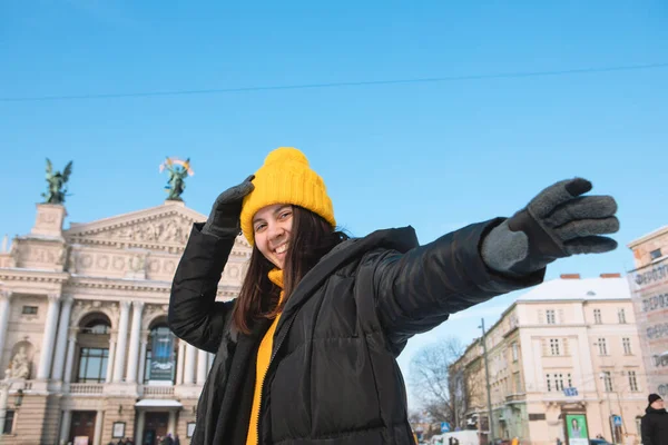 리비우 시에 있는 오페라 건물 앞에서 여행하는 행복 한 여자 — 스톡 사진