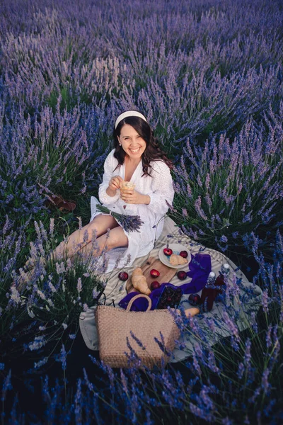 Mulher linda em vestido branco no campo de lavanda — Fotografia de Stock