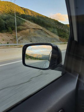 Dağların yansıması dikiz aynasında kopya uzay günbatımı zamanı