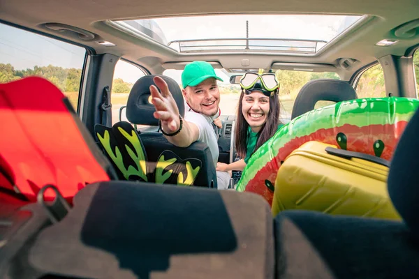 Happy Couple Overloaded Car Sea Vacation Stuff Copy Space — Stock Photo, Image