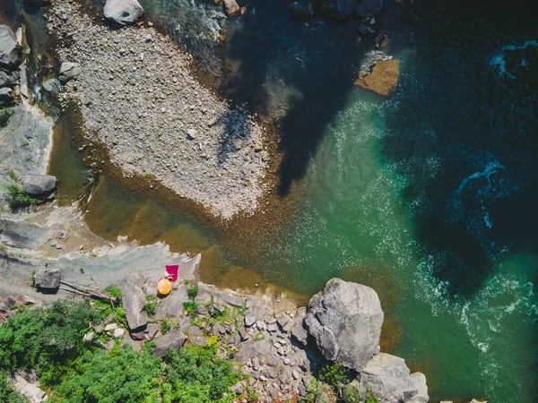 Повітряний Вид Людей Які Відпочивають Гірському Березі Річки Копіюють Простір — стокове фото