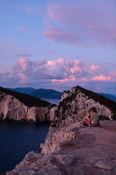 Lefkada Griekenland September 2021 Koppel Zoenen Klif Genieten Van Zonsondergang — Stockfoto