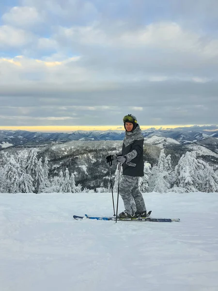 Man Skier Enjoying Sunset Mountains Winter Sport — Fotografia de Stock