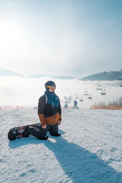 Mann Snowboarder Porträt Auf Skipiste Neblig Wetter — Stockfoto