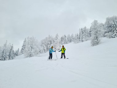 Arkadaşlar kayakçı ve snowboardcu pudra günü Ukrayna Karpatları