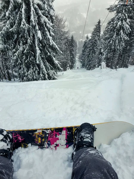 Snowboarder Colina Apreciando Ponto Vista Paisagem Montanhas — Fotografia de Stock