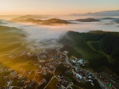 Ukrayna Karpatlar 'daki Bukovel köyünün hava görüntüsü kopyalama alanı