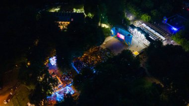 Lviv, Ukrayna - 26 Haziran 2021: Yaz gecesi Lviv Caz Festivali 'nin üst manzarası