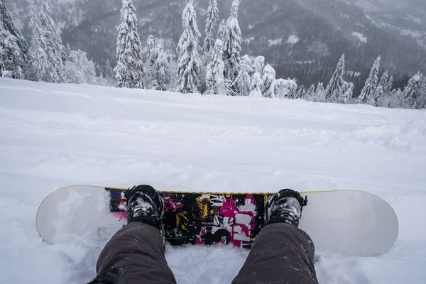 Snowboarder Στο Λόφο Απολαμβάνοντας Βουνά Τοπίο Άποψη — Φωτογραφία Αρχείου