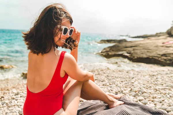 Donna Seduta Sulla Coperta Mare Spiaggia Concetto Vacanza Estiva — Foto Stock