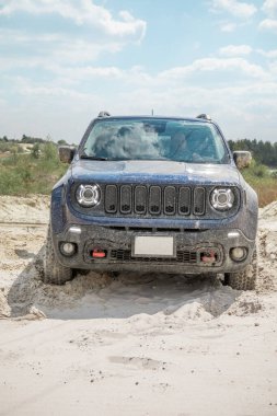 SUV araçları kum engelini aşıyor. off road konsepti. Boşluğu kopyala