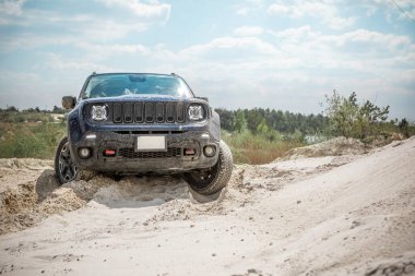 SUV araçları kum engelini aşıyor. off road konsepti. Boşluğu kopyala