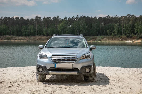 Auto Bianca Sulla Spiaggia Sabbia Viaggio Strada Destinazione — Foto Stock