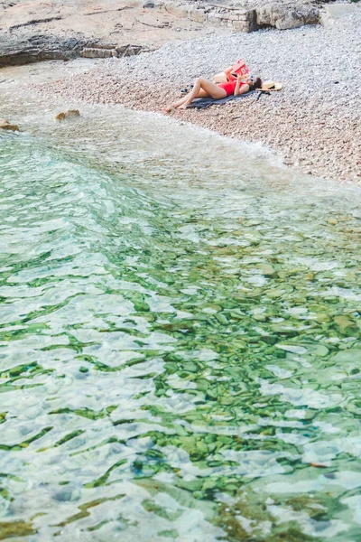 Deniz Kıyısı Yaz Tatilinde Kitap Okuyan Bir Kadın — Stok fotoğraf