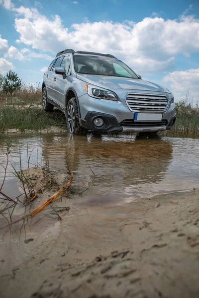 Concetto Fuoristrada Auto Superare Barriera Palude Copia Spazio — Foto Stock