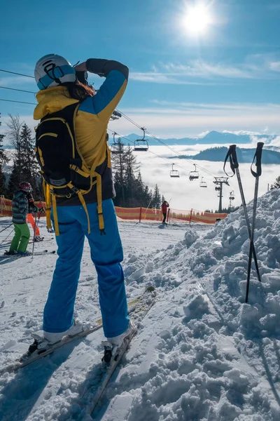 Vrouw Skiër Het Nemen Van Foto Van Bergen Kopiëren Ruimte — Stockfoto