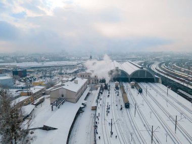 Lviv tren istasyonunun hava manzaralı eski buharlı treni.