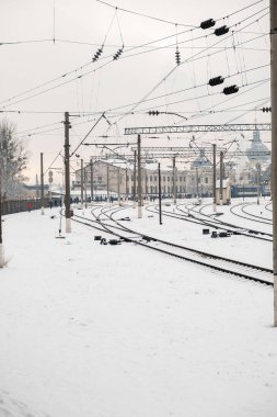 Kış demiryolu açık havada yer kaplıyor.