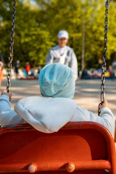 Mãe Com Criança Parque Cidade Crianças Balanços Espaço Cópia — Fotografia de Stock