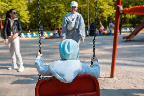 Annesi Çocuğu Şehir Parkında Çocuklar Salıncakta Sallanıyor — Stok fotoğraf