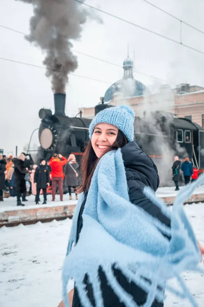 Retrato Mujer Sonriente Estación Tren Cerca Del Viejo Tren Vapor — Foto de Stock