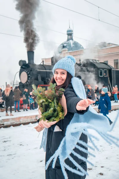 Mosolygós Portré Vasútállomás Közelében Régi Retro Gőz Vonat Téli Idő — Stock Fotó