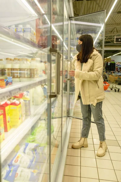 Žena Obchodě Potravinami Výběr Produktu Chladničce Kopírovat Prostor — Stock fotografie