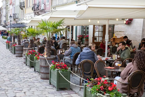 Lviv Ucrania Mayo 2021 Personas Calle Aire Libre Café Flexión — Foto de Stock