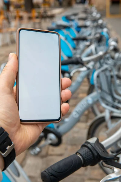Πόλη Μεταφορά Ποδήλατο Έννοια Ενοικίαση Κινητό App Τηλέφωνο Λευκή Οθόνη — Φωτογραφία Αρχείου