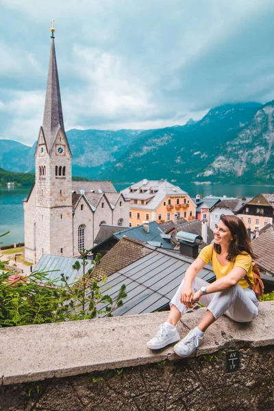 Donna Con Zaino Seduta Godendo Vie Del Hallstatt Austria Summer — Foto Stock