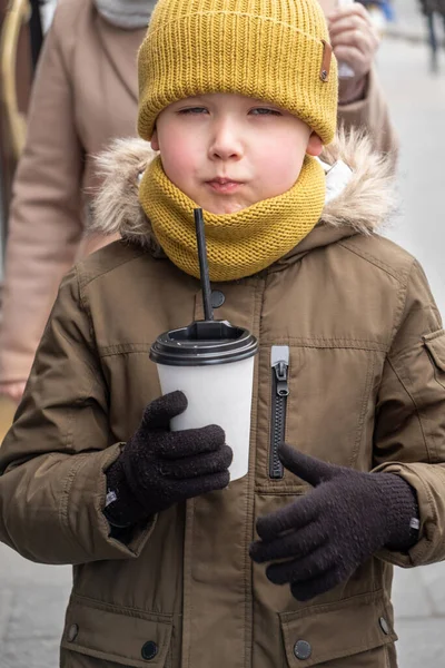 Pequeño Niño Años Sosteniendo Taza Con Bebida Caliente Aire Libre —  Fotos de Stock