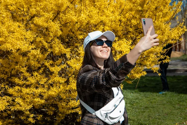 Woman Taking Selfie Picture Front Yellow Blooming Bush Copy Space — Stock Photo, Image