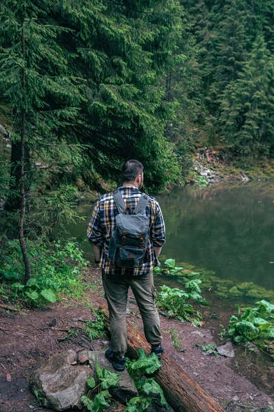 Homem Forte Caminhante Olhando Para Montanha Lago Viagem Conceito Cópia — Fotografia de Stock