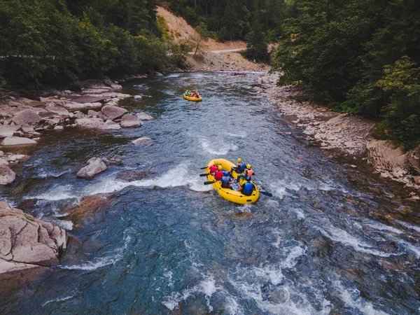 Nehirde Rafting Yapan Dağ Insanlarının Hava Manzarası Aşırı Canlılık — Stok fotoğraf