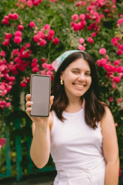 Young Pretty Smiling Woman Holding Phone White Screen Copy Space — Stock Photo, Image