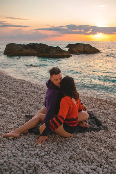 Пара Влюбленных Пляже Наслаждаются Временем Вместе Закатом Над Морем Греция — стоковое фото