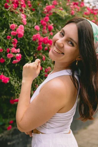 Молода Досить Усміхнена Жінка Біля Квітучих Червоних Троянд Кущ Копіювати — стокове фото