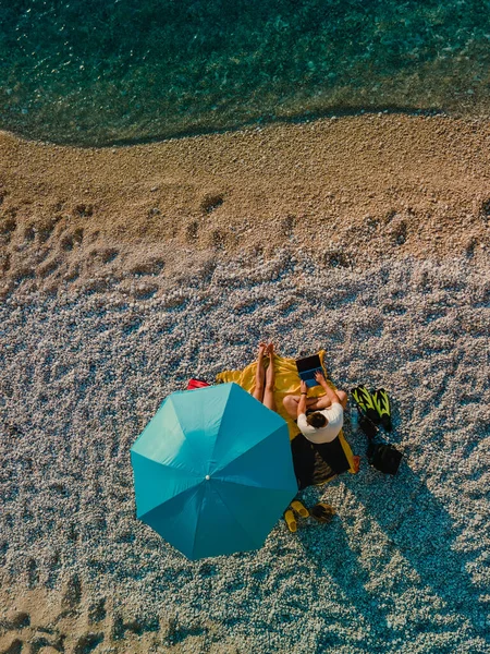 Sahilde Güneş Şemsiyesi Altında Tatil Yapan Çift Fotokopi Alanının Hemen — Stok fotoğraf