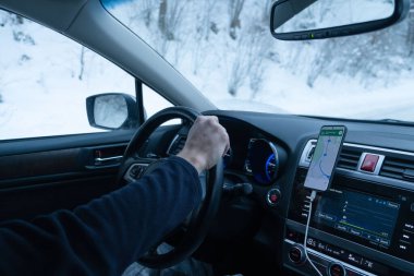 Kış araba yolculuğu görüntüsü içerideki gösterge paneli direksiyonundan
