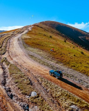 Karpat Dağları 'nın tepesine uzanan off-road çekim yolunun havadan görüntüsü sonbahar sezonunun kopyasıdır.